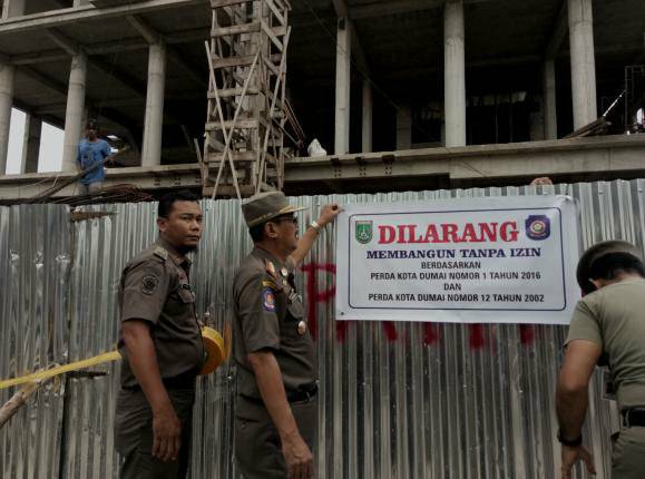 Pembangunan Hotel Platinum Dumai Dihentikan Satpol PP