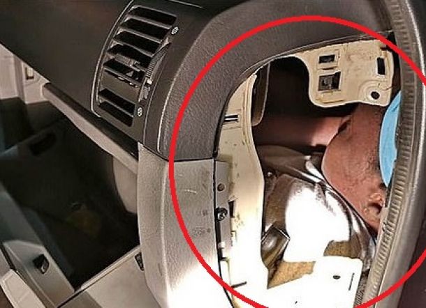 Polisi Temukan Seorang Bocah Diselundupkan di Dashboard Mobil