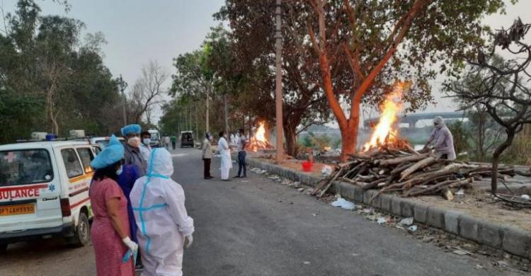 Korban Covid-19 Meroket Di India, Jenazah Dikremasi Hingga Ke Trotoar