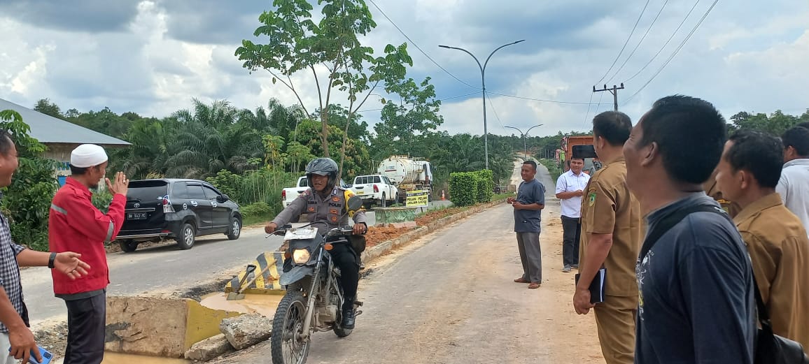 DLH Rohil Tinjau Lokasi Ceceran Tanah dari Pengangkutan Tanah Urug di Jalan Jalur Dua Banjar XII