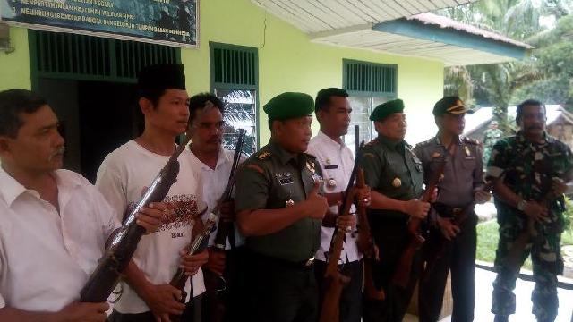 Warga Selensen Inhil, Serahkan 33 Pucuk Senjata Rakitan Secara Sukarela