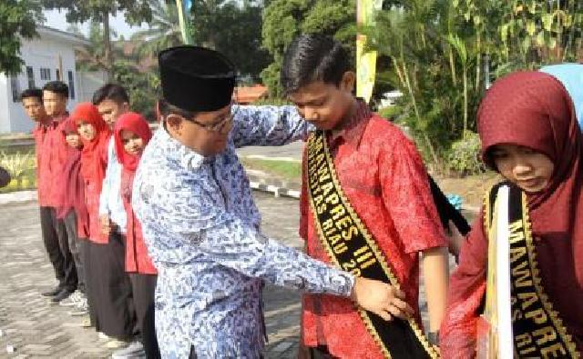 Rektor Berikan Penghargaan Kepada Mawapres UR Terbaik Tahun 2016