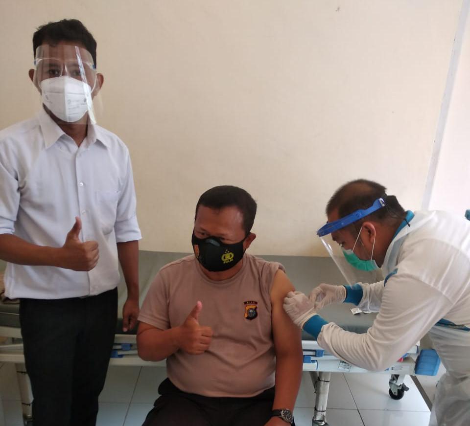 Kapolsek dan Anggota Polsek Bunut Lakukan Vaksinasi Tahap II