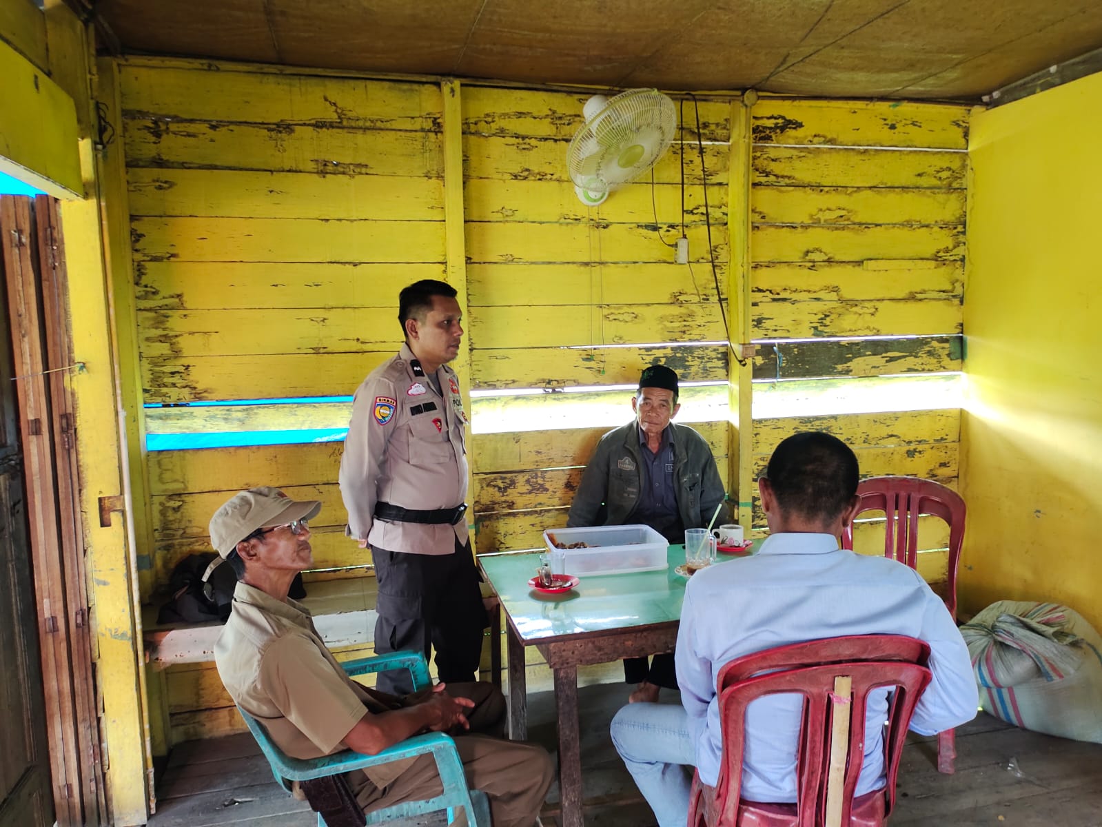 Babinkamtibmas Desa Sanglar Polsek Reteh Ciptakan Cooling System dan Imbau Pemilu Damai serta Antisipasi Berita Hoax