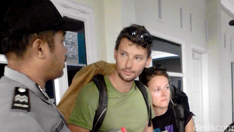 2 Turis Bule Kehabisan Ongkos Di Pekalongan, Kok Bisa Sih?