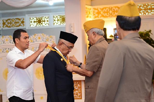 Gubernur Riau Terima Medali Bintang Veteran