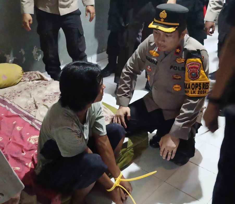 Polisi Grebek Kampung Teleng Air Molek, Puluhan Warga Dites Urine