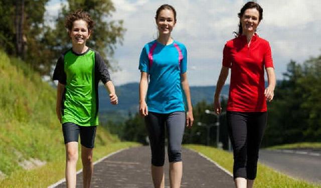 Tangan Selalu Berayun saat Berjalan, Nih Penjelasannya!