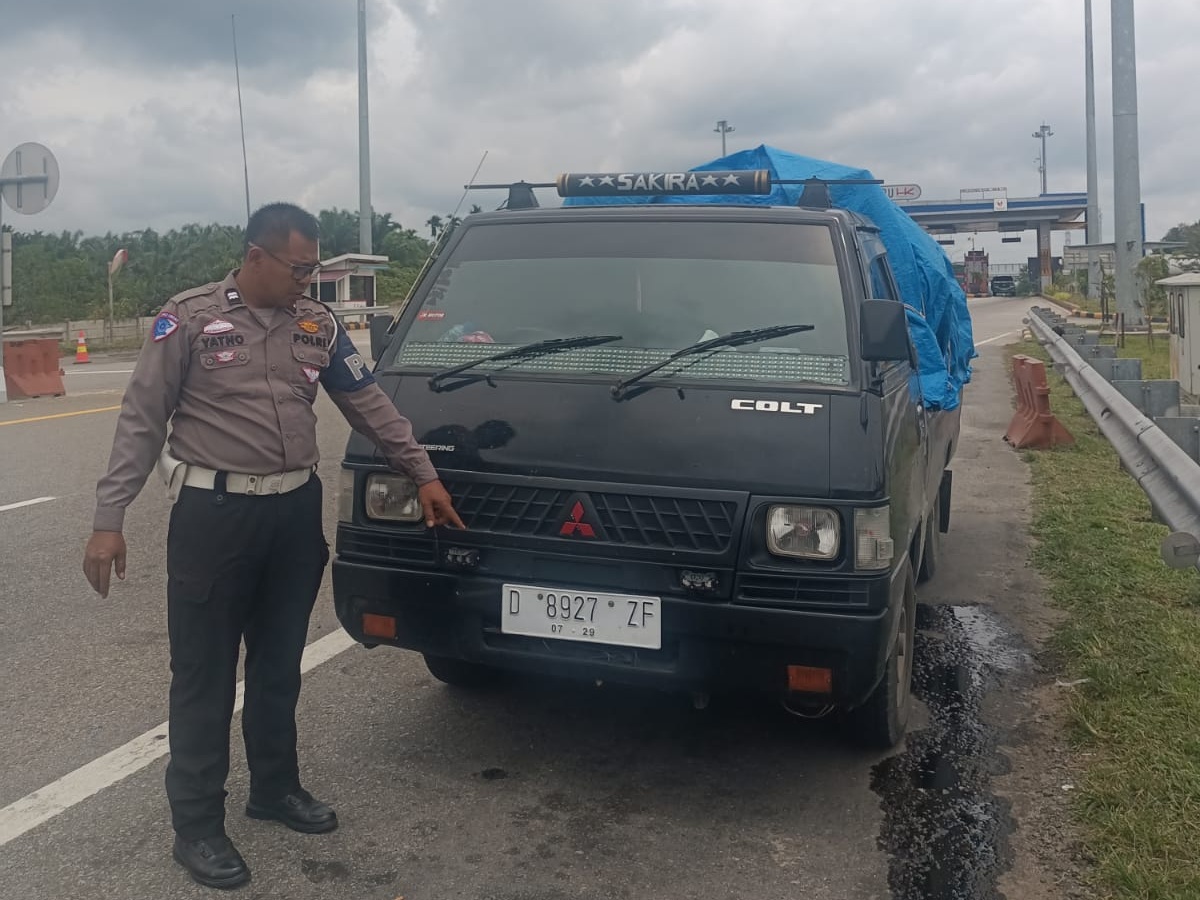 Aksi Nekat Pengendara Pikap Lawan Arus di Tol Pekanbaru, Polisi Bertindak Cepat