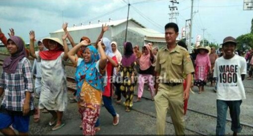 Khawatirkan Rumah Bordil, Ibu-ibu Gelar Unjuk Rasa