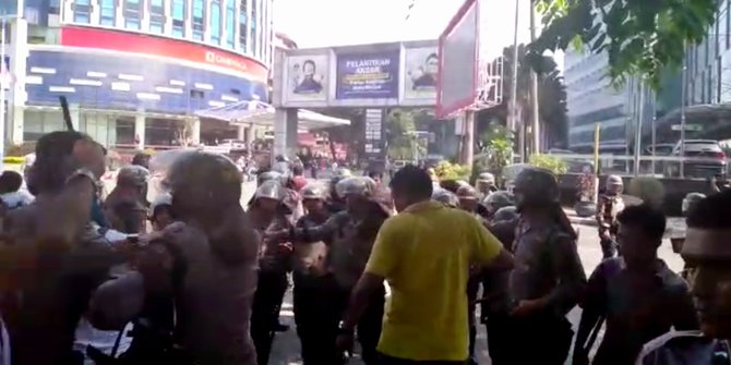 Demonstran pro dan Kontra Jokowi di Medan Ricuh, Sejumlah Mahasiswa Diamankan