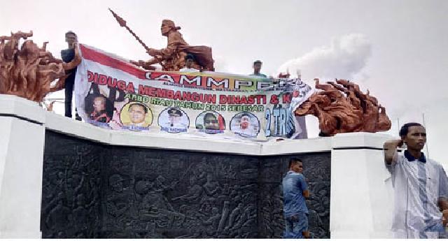 Demo, Massa AMMPER Desak KPK Usut Dugaan Korupsi Dinasti Rachman