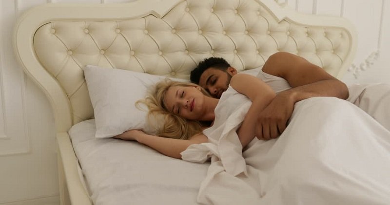 Gaya Bercinta yang Bikin Pasangan Berkeringat karena Bakar Kalori