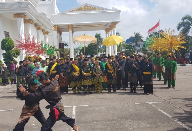 Bupati Bengkalis Amril Mukminin beserta Istri Terima Gelar Tertinggi Adat Melayu