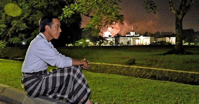 Sarungan, Jokowi Duduk Termenung Lewati Malam Tahun Baru di Istana Bogor