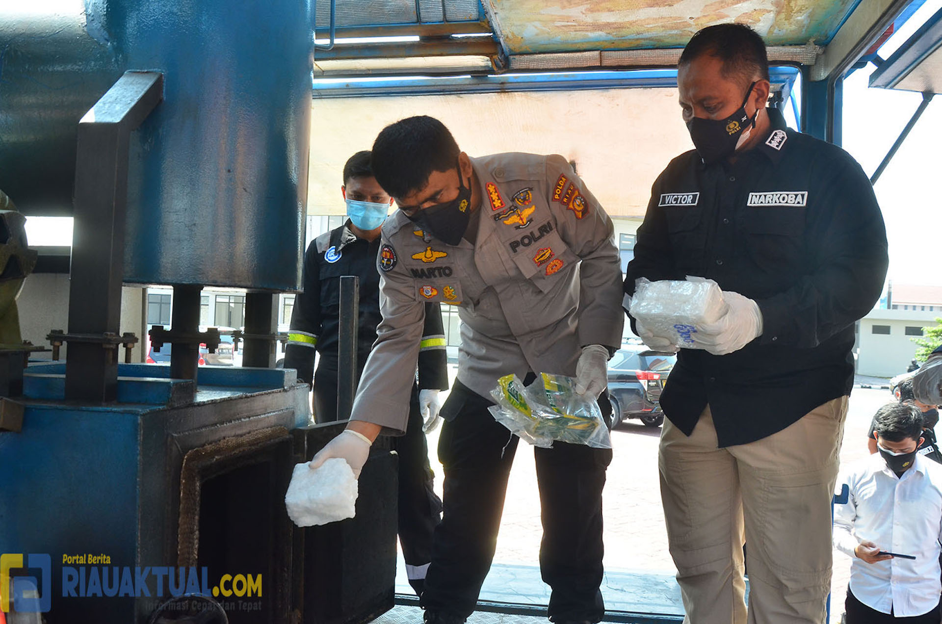 Proses Pemusnahan Barang Bukti Narkoba di Mapolda Riau