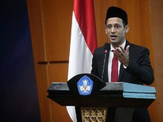 Menteri Nadiem Tegaskan Sekolah Tak Boleh Wajibkan Pelajar Berseragam Agama Tertentu