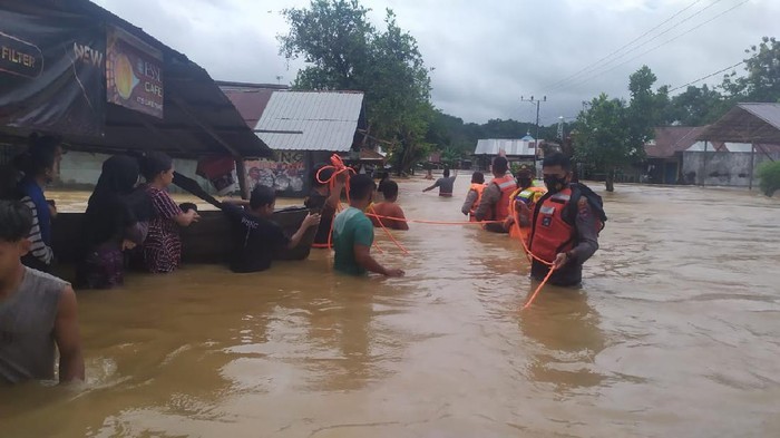 Bareskrim Sebut Banjir Kalsel karena Faktor Hujan dan Gelombang Laut