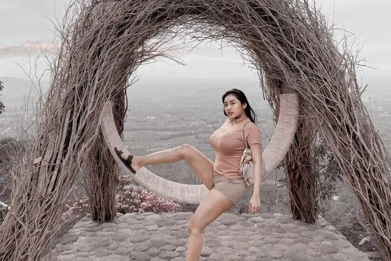 Pakai Busana Serba Merah, Pamela Safitri Pamerkan Pakaian Dalam Krem