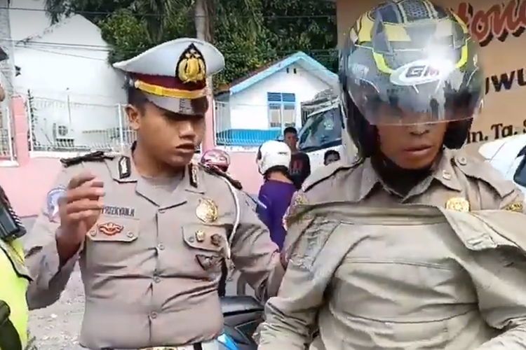 Tak Terima Ditilang, Oknum Satpol PP Marah dan Membuang Surat Tilang