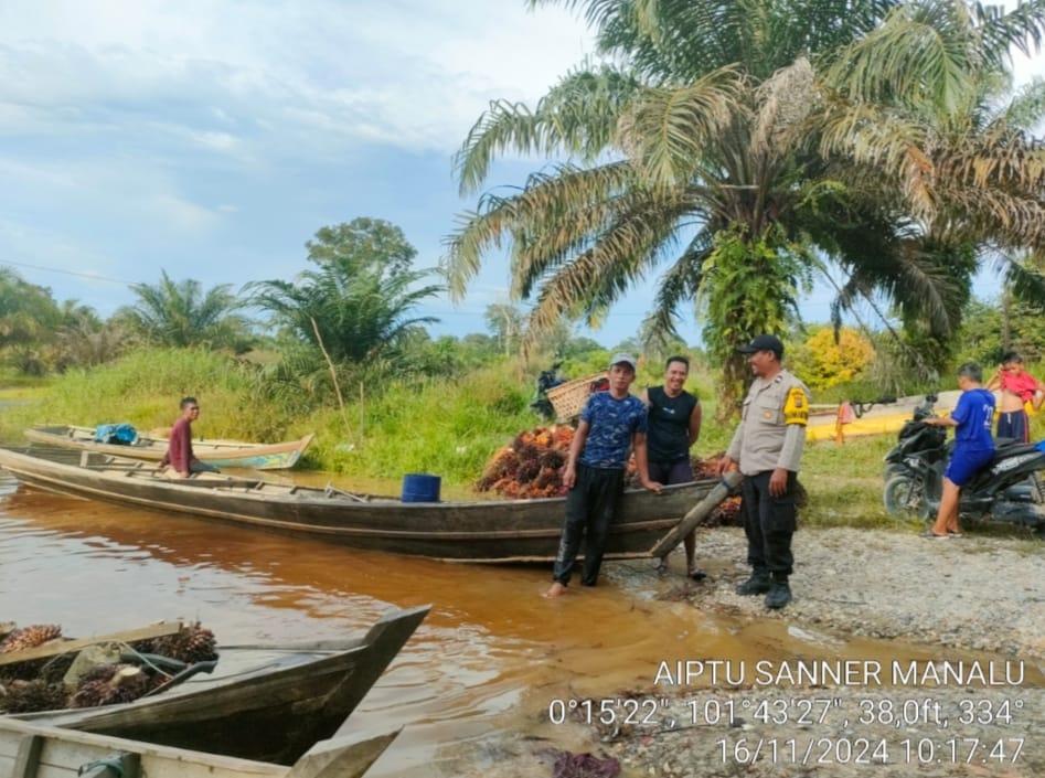 Sambangi Petani Sawit, Polsek Langgam Jaga Keamanan Warga