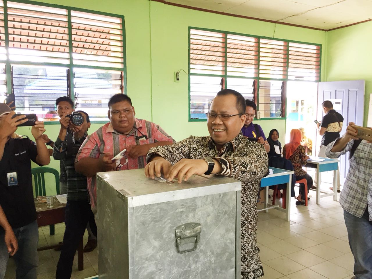 Bupati Kepulauan Meranti Salurkan Hak Pilih di Pilgub Riau 2018
