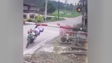 Begini Kalau Emak-emak Bermotor Ketemu Palang Kereta Api