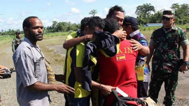 TNI Berhasil Bebaskan 13 Sandera dari Tangan OPM