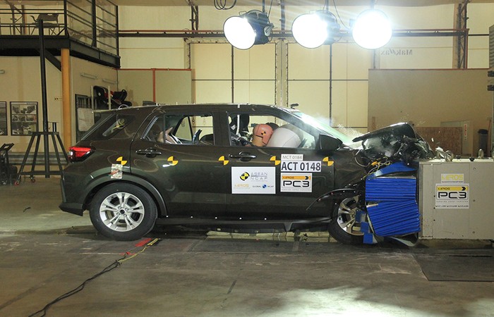 Toyota Raize-Daihatsu Rocky Diuji Tabrak, Ini Hasilnya