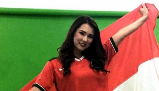 Wiih, Pose Menggoda Maria Ozawa Sambil Pakai Jersey Timnas