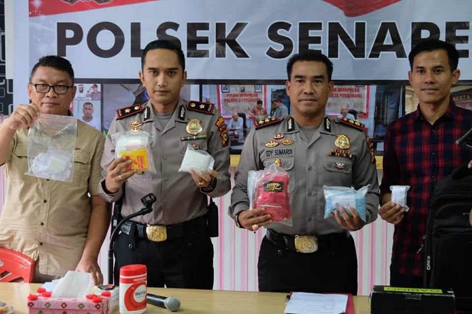 Tepuk Tangan! Demi Ungkap 1.256 Butir Pil Ekstasi, Kapolsek di Pekanbaru ini Rela Menyamar