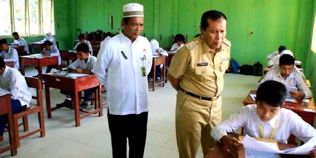 Wabup Rohul Tinjau Pelaksanaan UN di Dua Sekolah