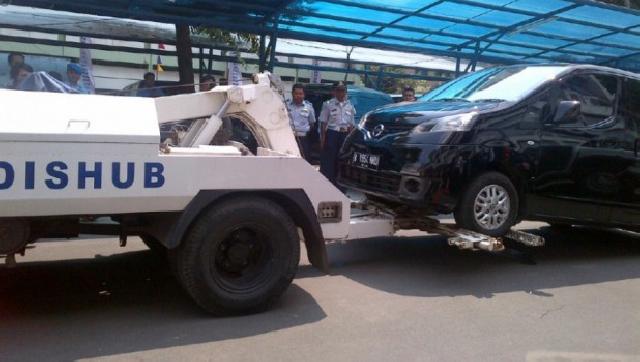 Jika Tidak Mau Diderek Jangan Parkir Sembarangan di Pekanbaru