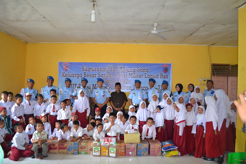 POM TNI AU Berbagi Dengan Anak-anak Panti Asuhan