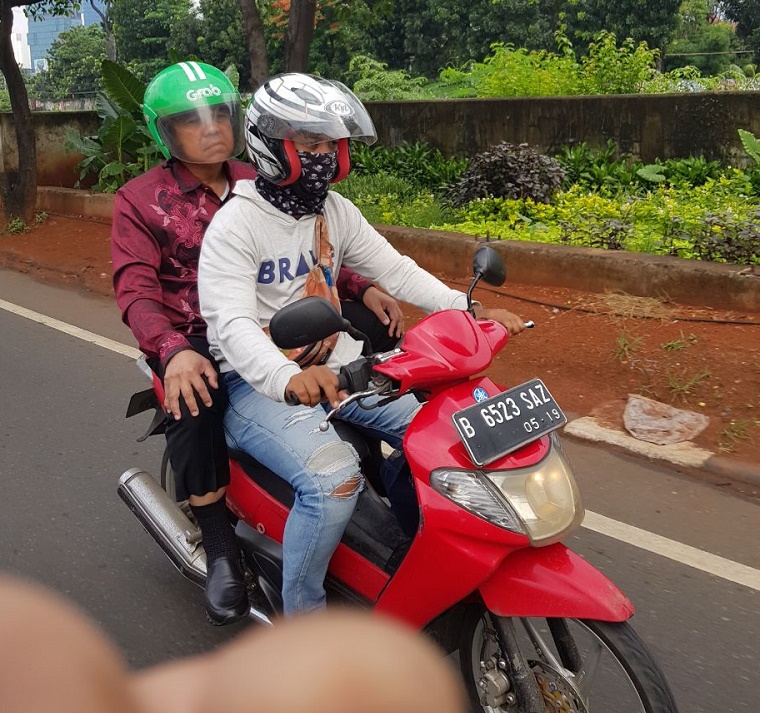 Sambangi Kantor DPP PDIP, Gubernur Riau Pilih Naik Ojek Online Hindari Kemacetan di Jakarta
