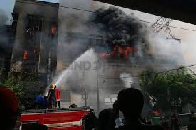 Sudah 24 jam Pasar Aksara masih membara, bangunan mulai roboh