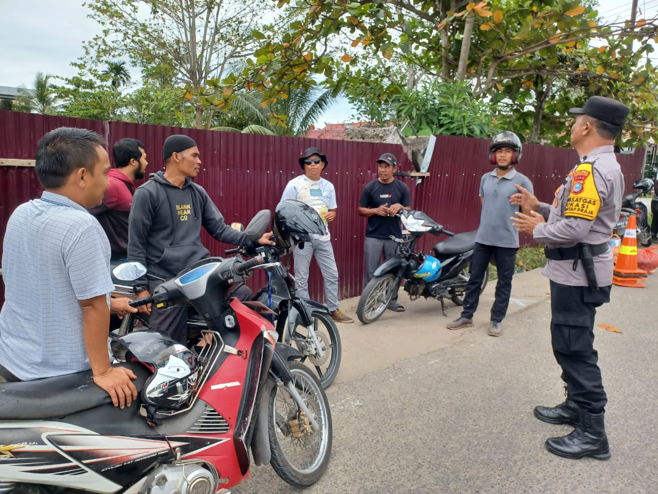 Sambangi Pasar, Personel Polres Inhil Pesan Pilkada Damai ke Masyarakat