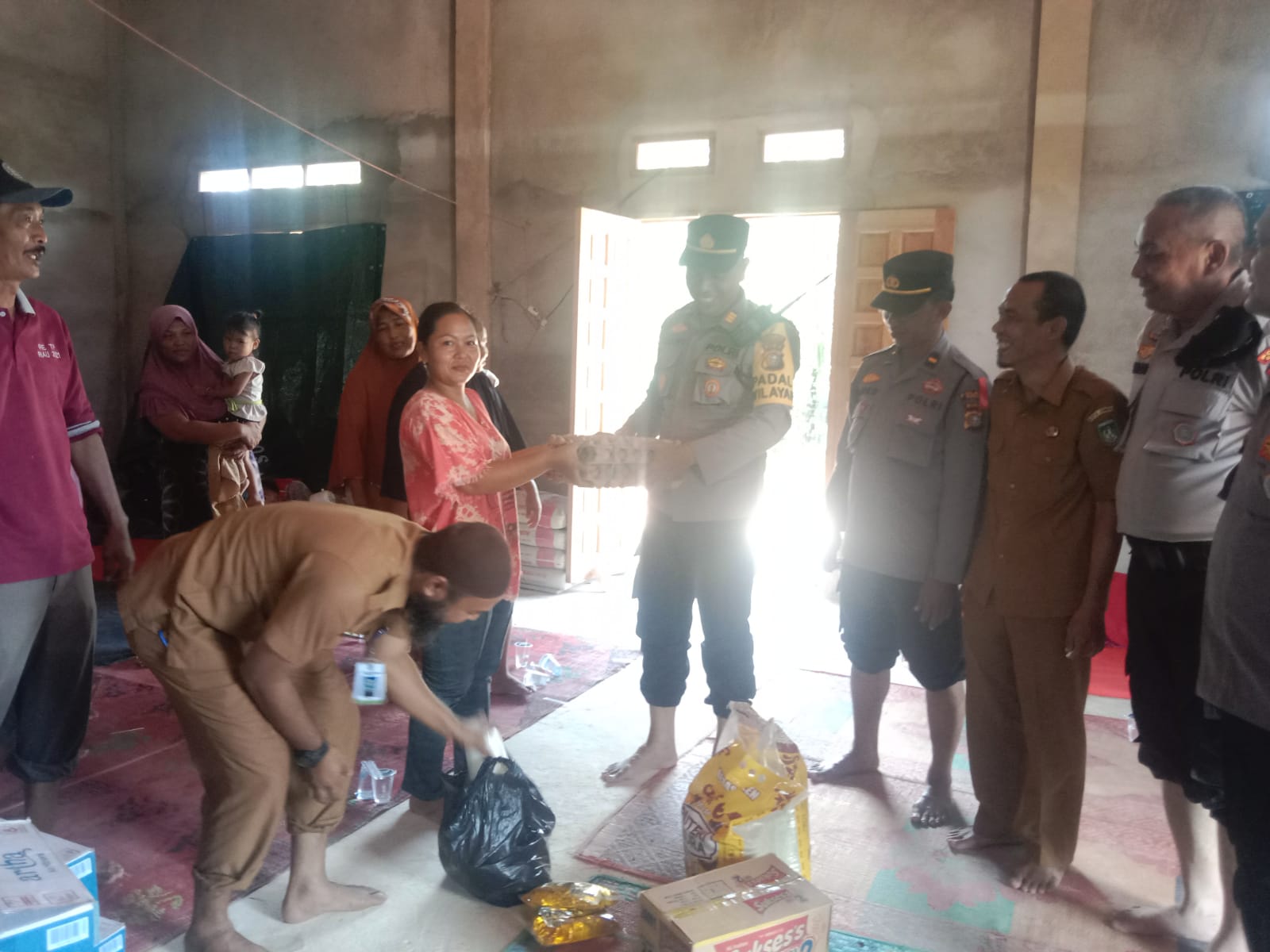 Colling System Pemilu, Polsek Medang Kampai Bagikan Kebutuhan Bayi Korban Banjir