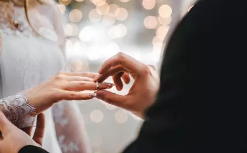 Boleh Ditiru Nih, Pasangan Ini Nikah Bermodal Produk Daur Ulang