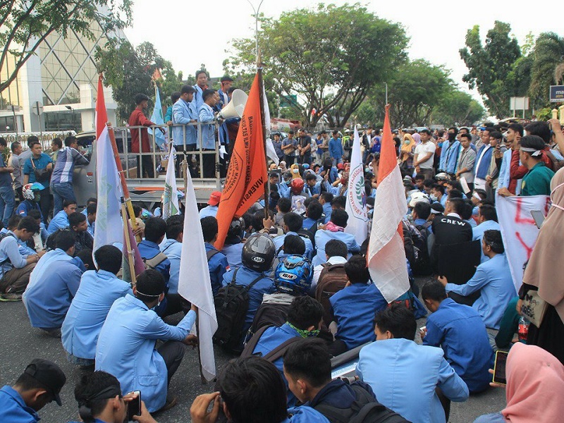 Sore ini Kembali Jalan Sudirman Pekanbaru 'Lumpuh' Mahasiswa Blokir Arus Lalu Lintas di Depan Polda 