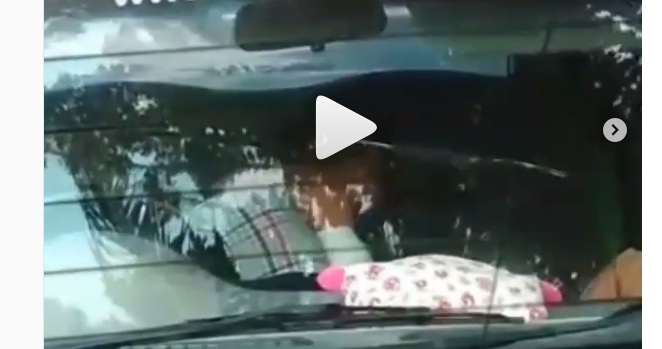 Gawat! Pelakor Ditelanjangi, Terciduk Bareng Anggota Dewan di Mobil