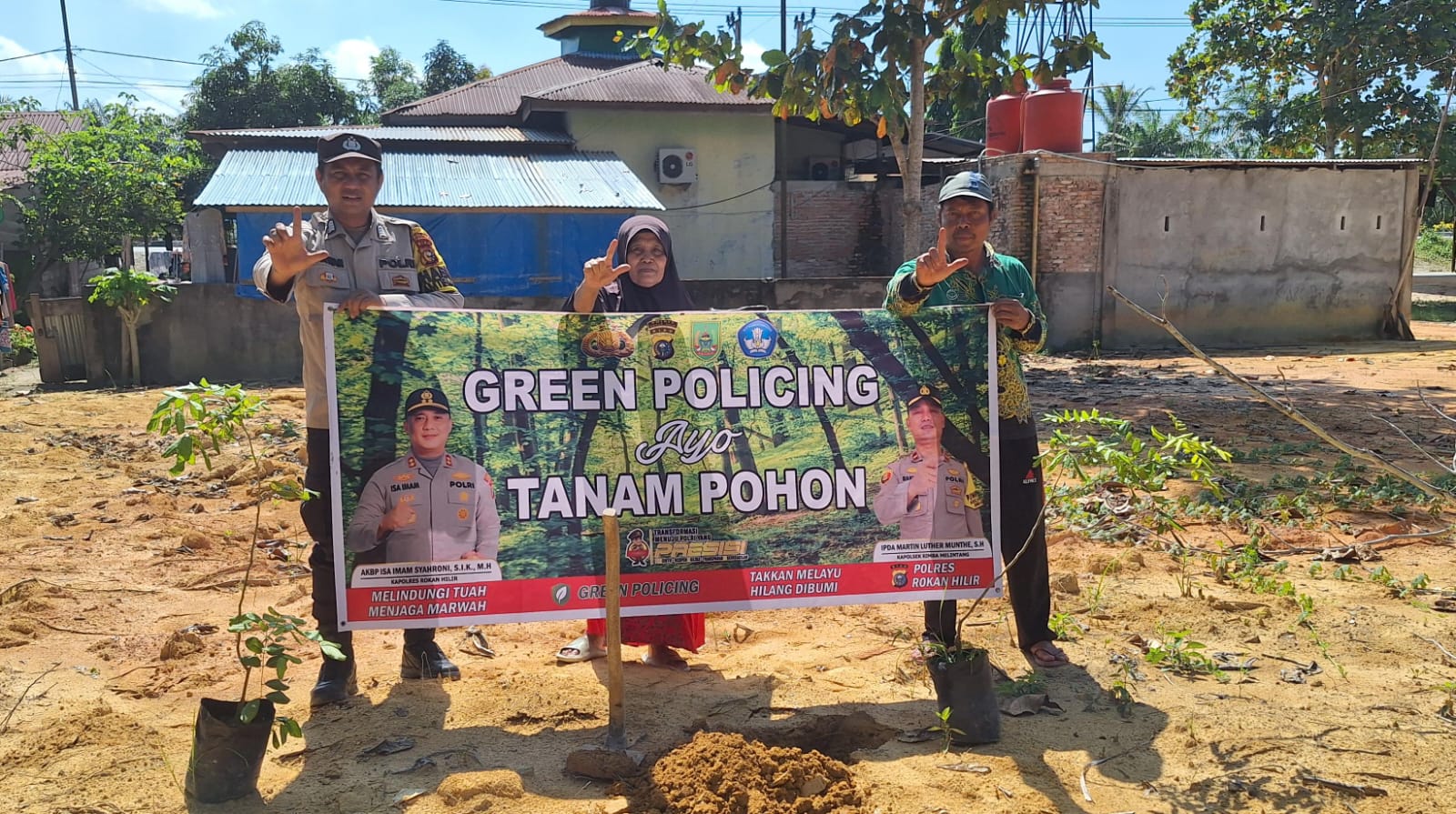 Polsek Rimba Melintang Green Policing dengan Tanam Bibit Pohon di Musala