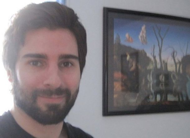 Di Ruang Kelas yang Gelap, Pak Guru Berewok Pangku Siswinya