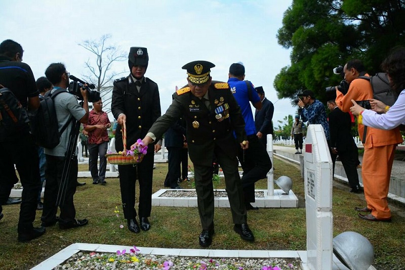 Danrem Edy Nasution Tabur Bunga di Makam Pahlawan