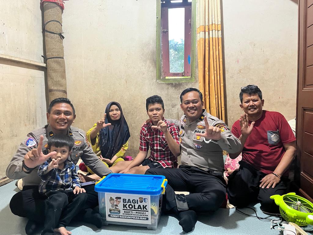 HUT Lalu Lintas ke-70, Ditlantas Polda Riau Gelar Program 'Bagi Kolak'