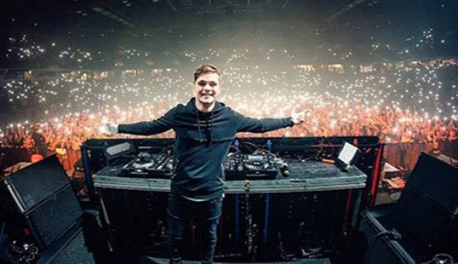 Sepuluh DJ dengan Pendapatan Terbanyak