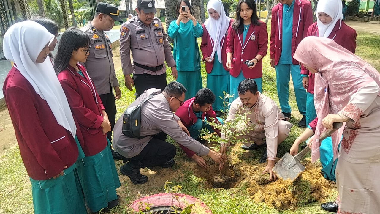 Sinergi Polsek dan Siswa SMAN 4 Bangko Pusako Hijaukan Sekolah Lewat Penanaman Pohon