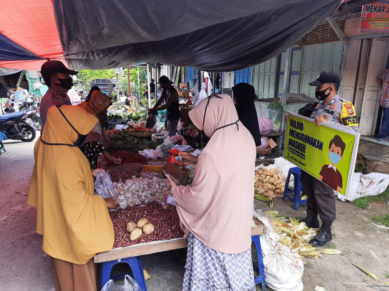 Polsek Bunut Patroli Jalan Kaki Himbau Masyarakat Patuh Prokes dan Waspada Tindakan Kriminalitas