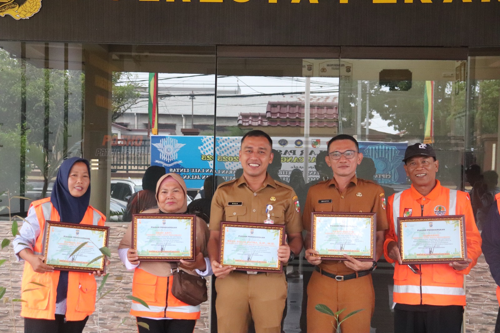 Bhayangkara Run 2025 Bebas Sampah, DLHK Pekanbaru Diganjar Penghargaan dari Polda Riau