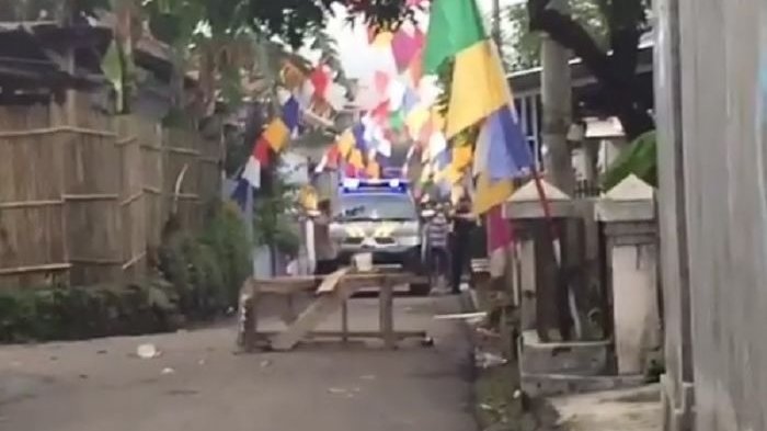 Ini Vidio Detik-detik Pria Mengamuk Lukai 6 Korban, Ayunkan Golok ke Mobil Polisi, Terpaksa Ditembak